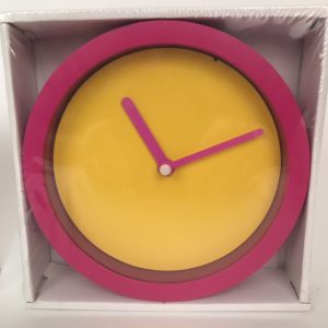 Neon klok roze met gele wijzerplaat