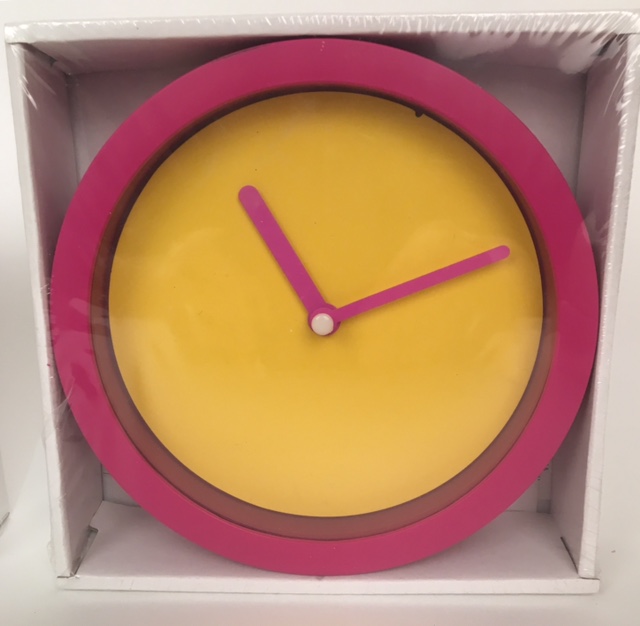 Neon klok roze met gele wijzerplaat