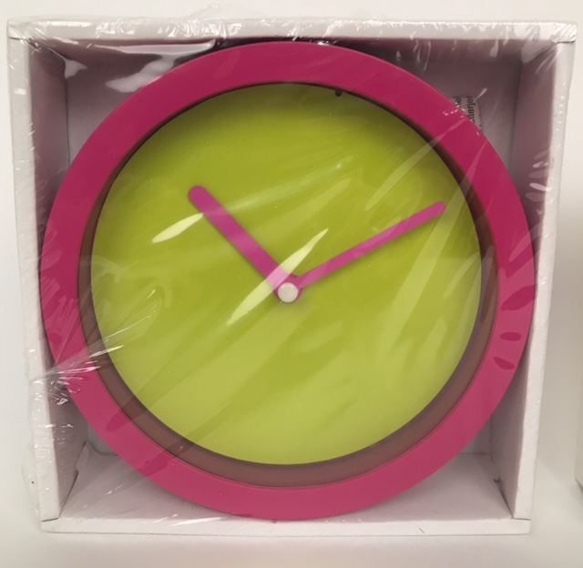 Neon klok roze met groene wijzerplaat