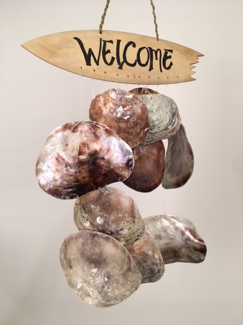 Houten tekstbord haaienbeet surfplank 'Welcome' met oesterschelpen