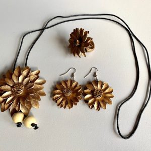 Sieraden set goud oorbellen, ketting, ring