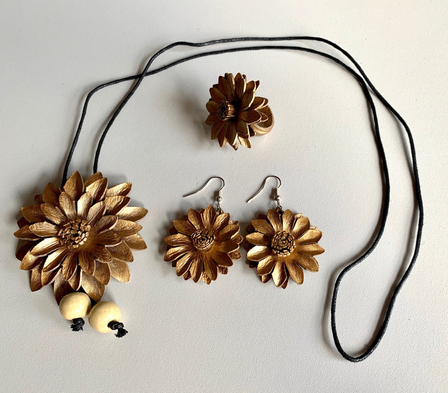 Sieraden set goud oorbellen, ketting, ring