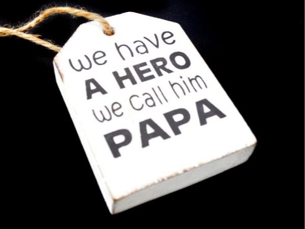 Houten hanger label 9cm hero papa antique white