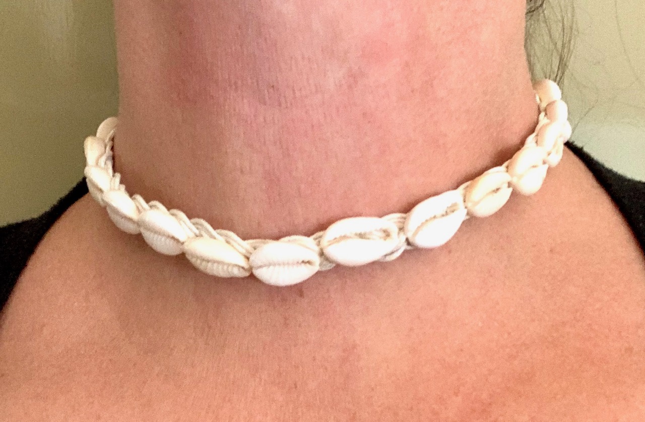Schelpenketting Choker wit geborduurde band met witte schelpjes