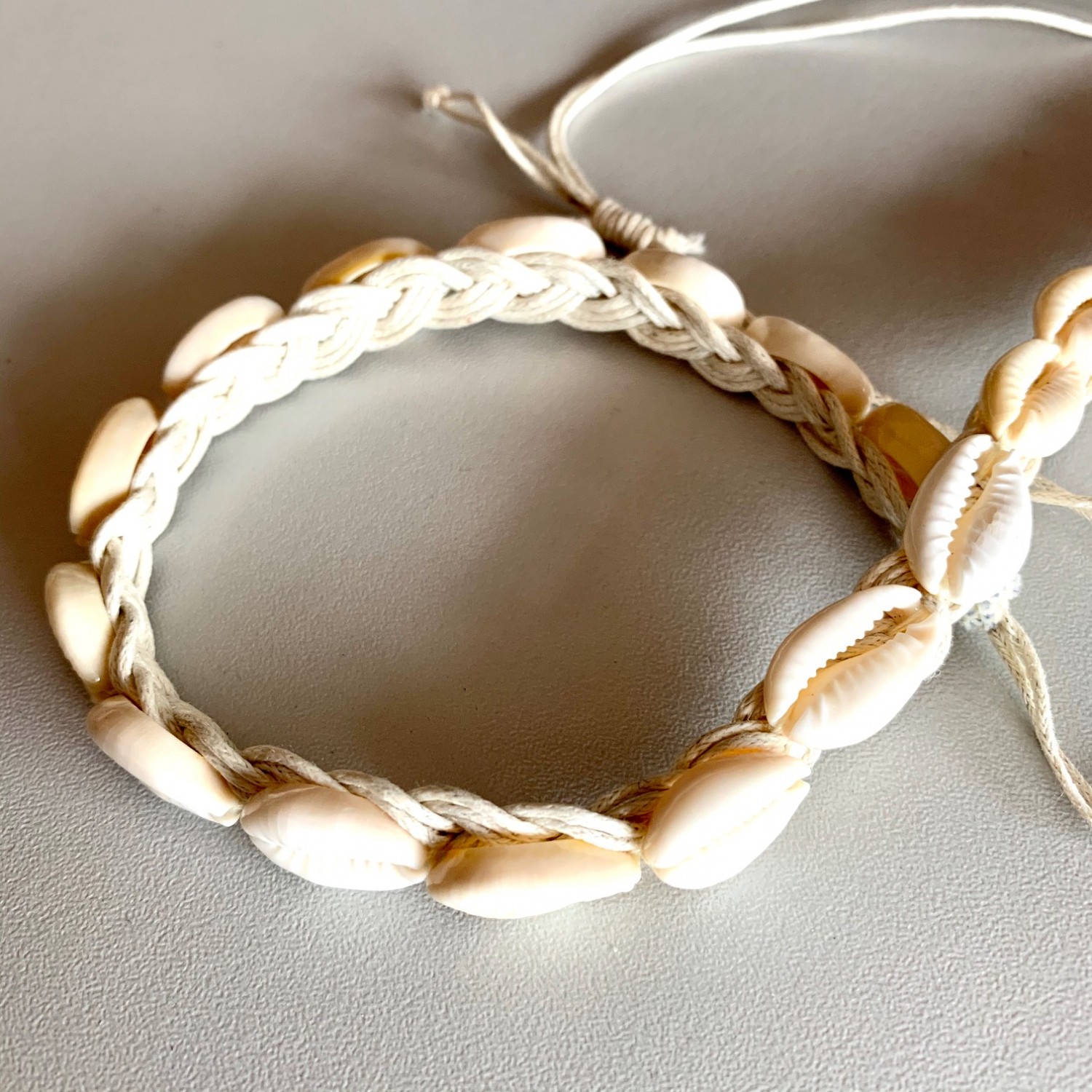 Schelpenketting Choker wit geborduurde band met witte schelpjes - Afbeelding 2