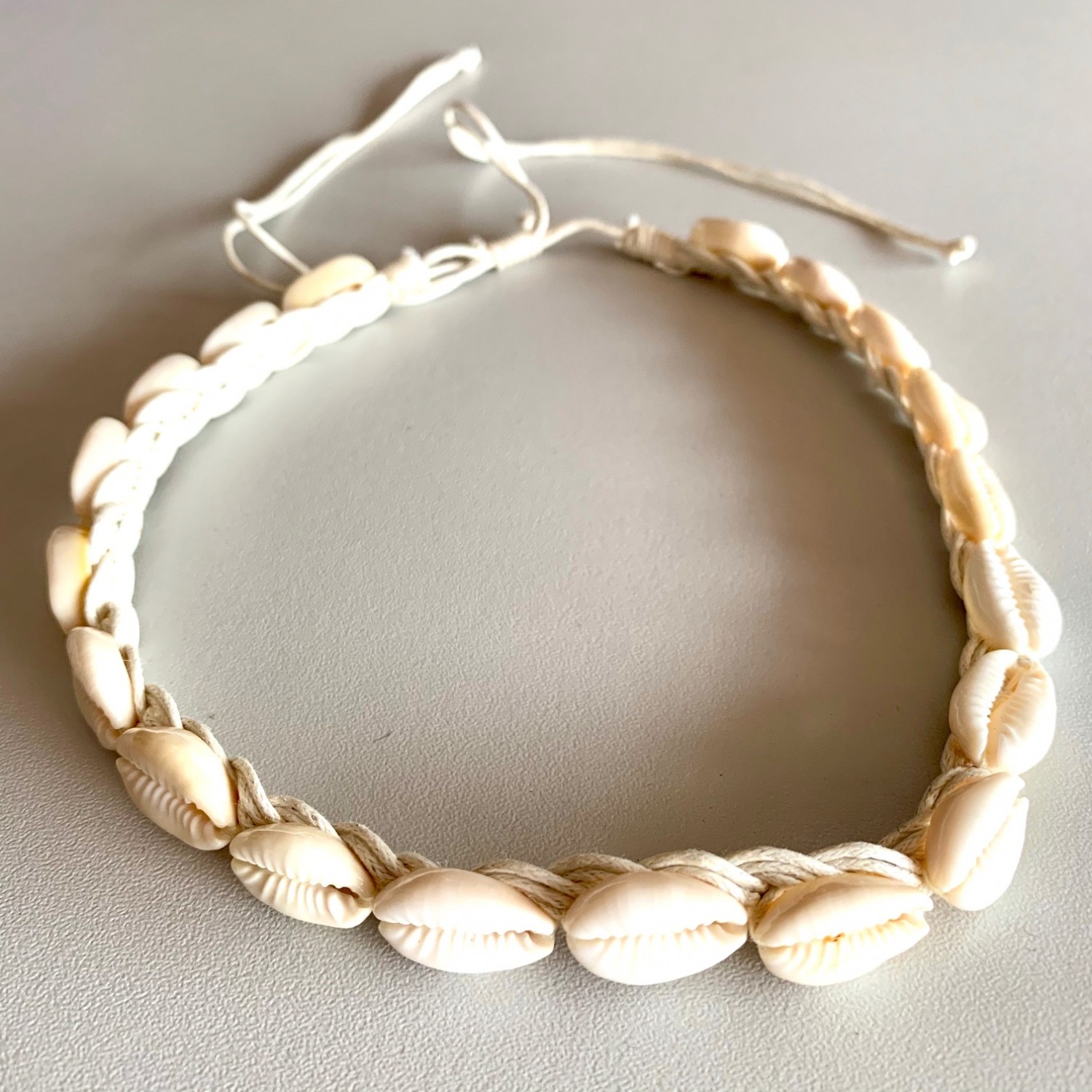 Schelpenketting Choker wit geborduurde band met witte schelpjes - Afbeelding 3