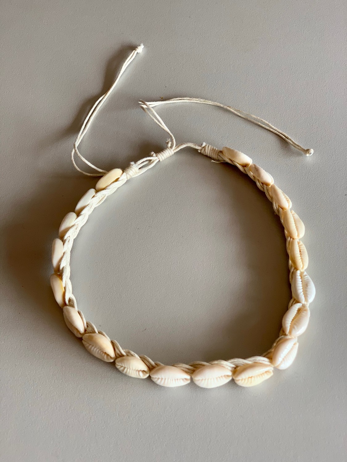 Schelpenketting Choker wit geborduurde band met witte schelpjes - Afbeelding 4