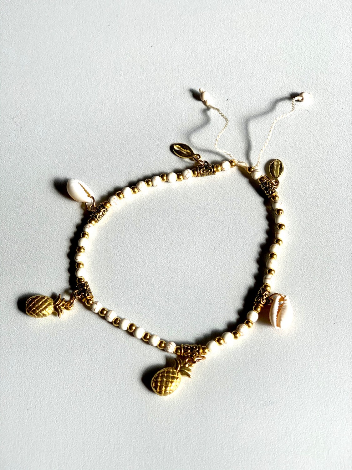 Enkelbandje met goud/witte kraaltjes, ananas en schelpjes - Afbeelding 2
