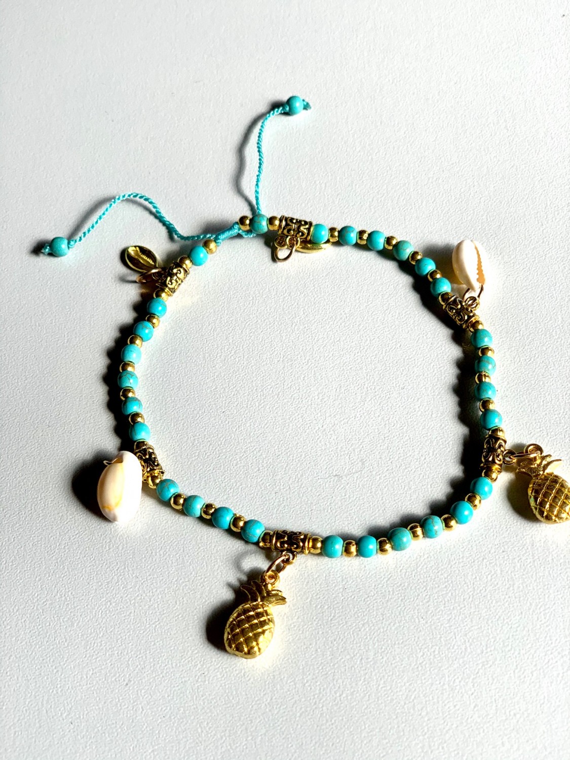 Enkelbandje met goud/turquoise kraaltjes, ananas en schelpjes - Afbeelding 2