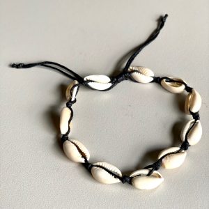 Enkelbandje zwart waxkoord met witte schelpjes