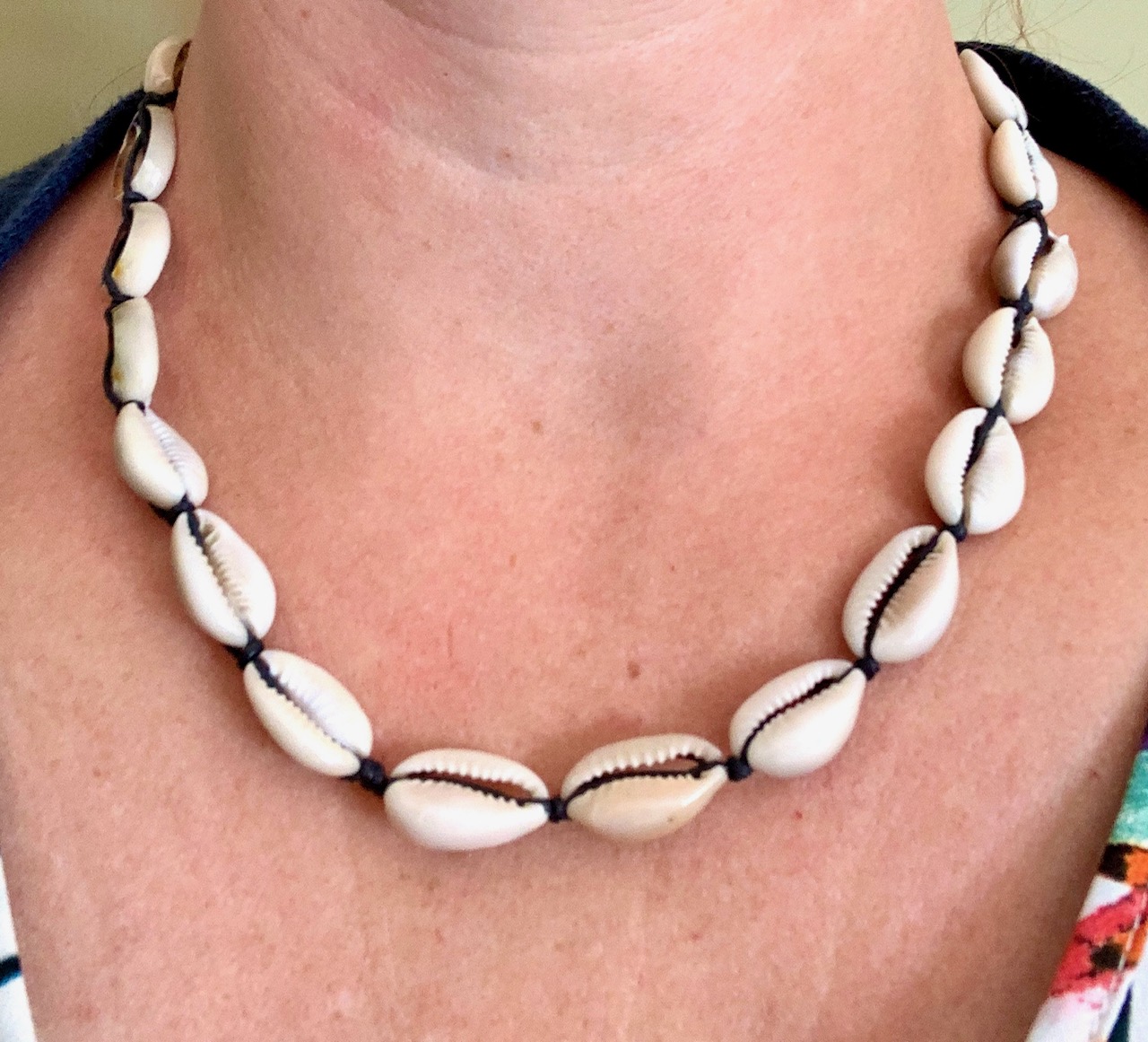 Ketting/choker zwart waxkoord met witte schelpjes