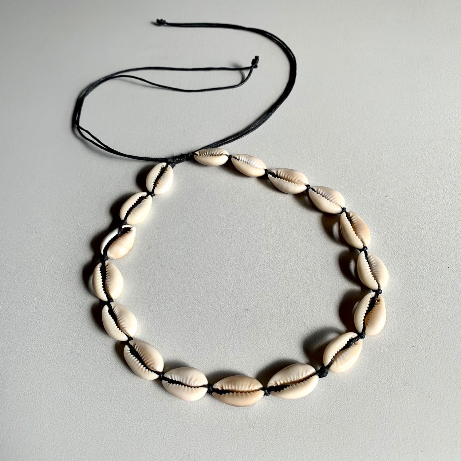 Ketting/choker zwart waxkoord met witte schelpjes - Afbeelding 2