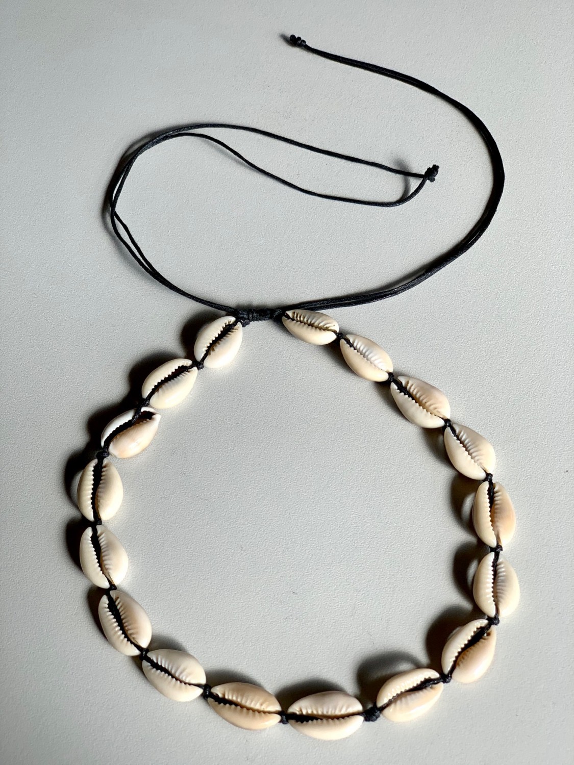 Ketting/choker zwart waxkoord met witte schelpjes - Afbeelding 3