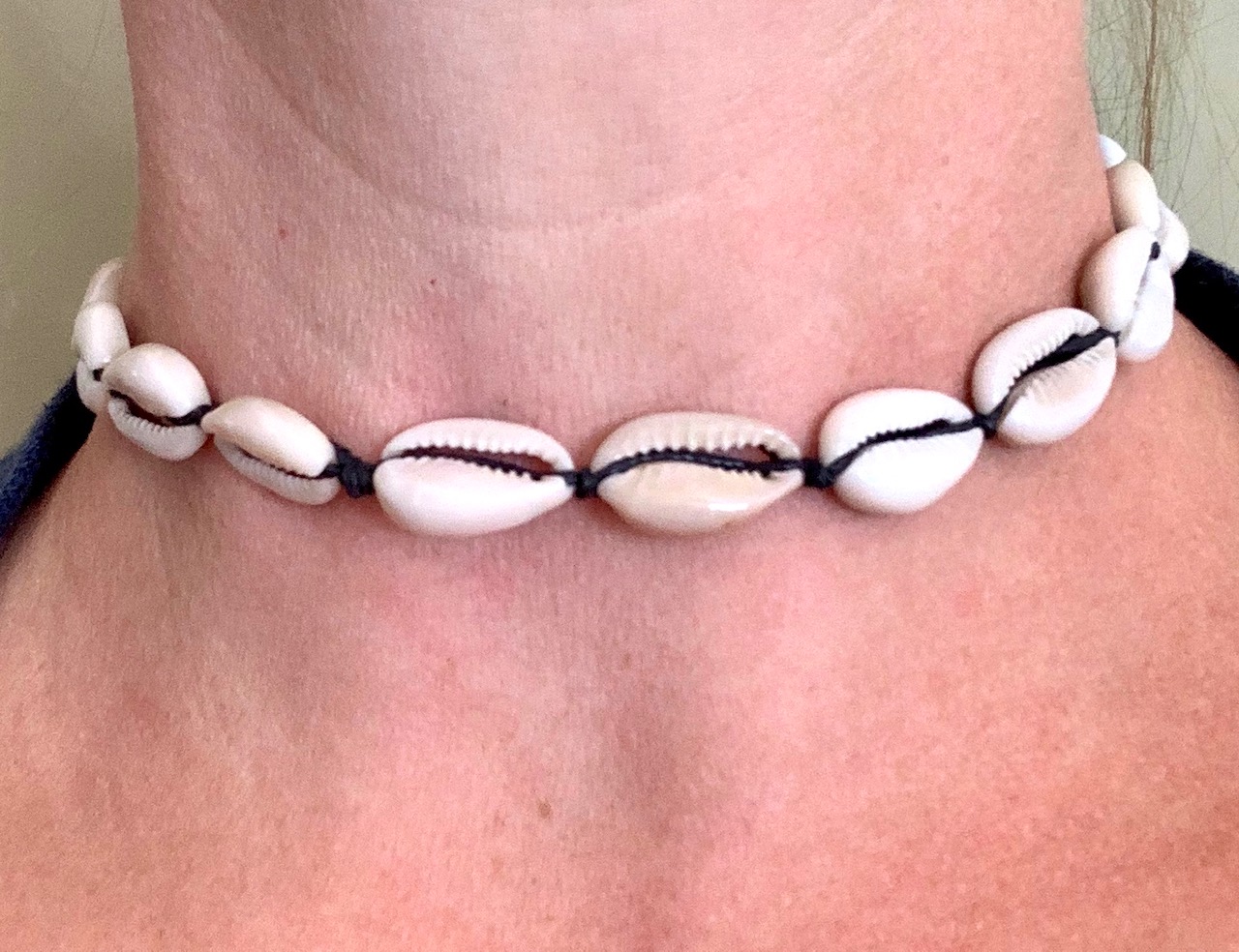 Ketting/choker zwart waxkoord met witte schelpjes - Afbeelding 4
