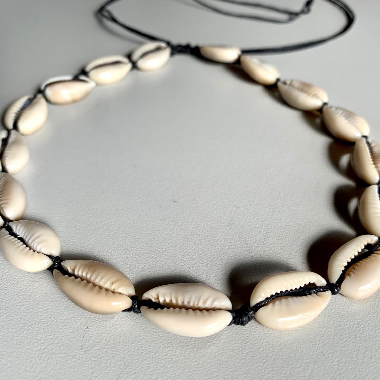 Ketting/choker zwart waxkoord met witte schelpjes - Afbeelding 5