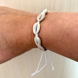 Armband wit waxkoord met witte schelpjes