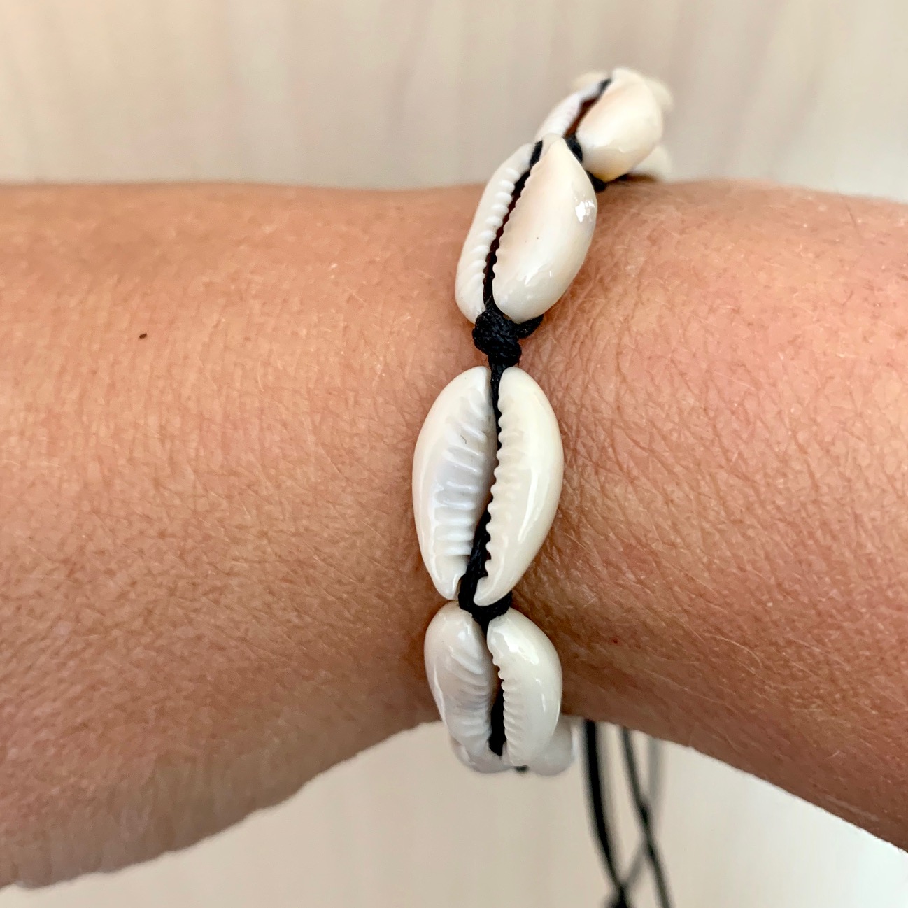 Armband zwart waxkoord met witte schelpjes