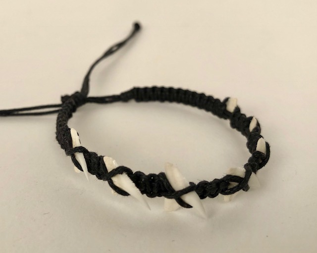 Haaientand armbandje katoenen band - zwart