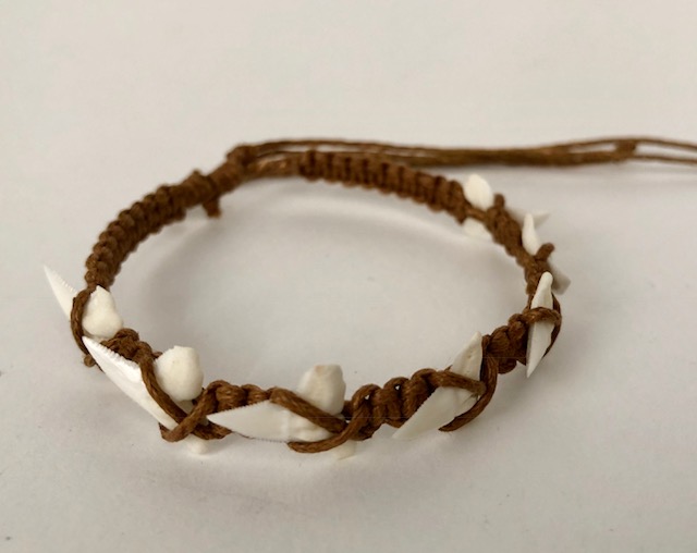 Haaientand armbandje katoenen band - bruin