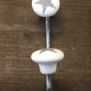 Metalen (old-look) kapstok haak met keramiek witte knoppen