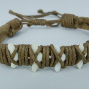 Haaientand armbandje - rondom op lederen band - lichtbruin