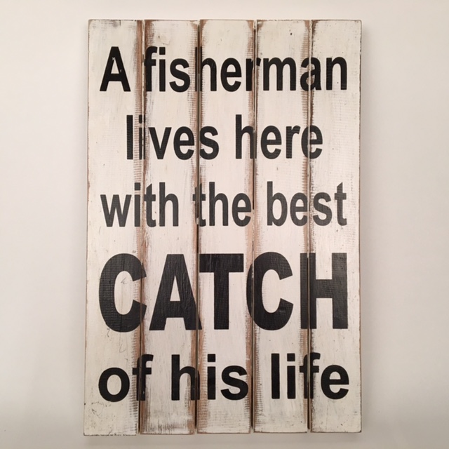 Houten tekstbord 'a Fisherman lives here,...'