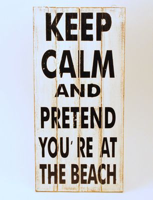 Houten tekstBord 'keep calm and pretend you're at the beach' ± 22x45cm