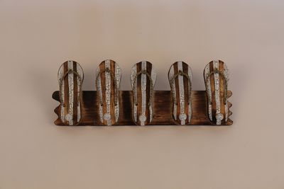Kapstok 5 bruin-witte slippers