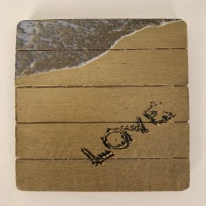 Houten onderzetter 10mm strand 'love'