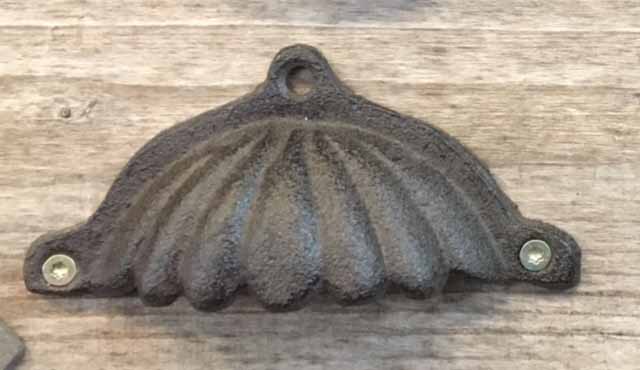 Gietijzeren handgreep - grove schelp 4,5x10cm
