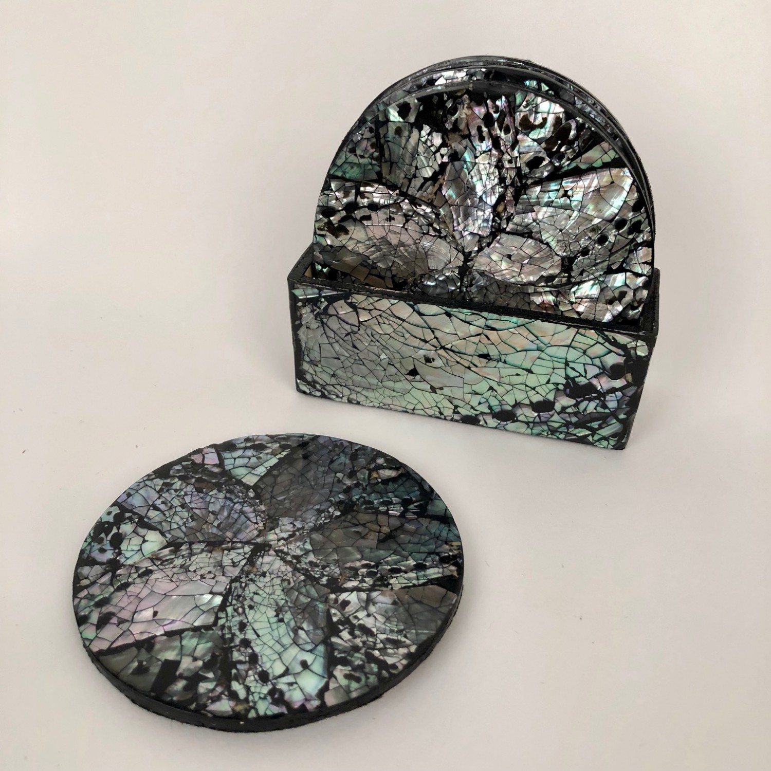 Onderzetters abalone schelp rond zwart 6x incl. houder