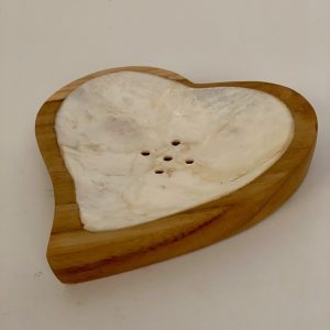Schaaltje zeep Hart naturel/wit teakhout/schelp ±12cm