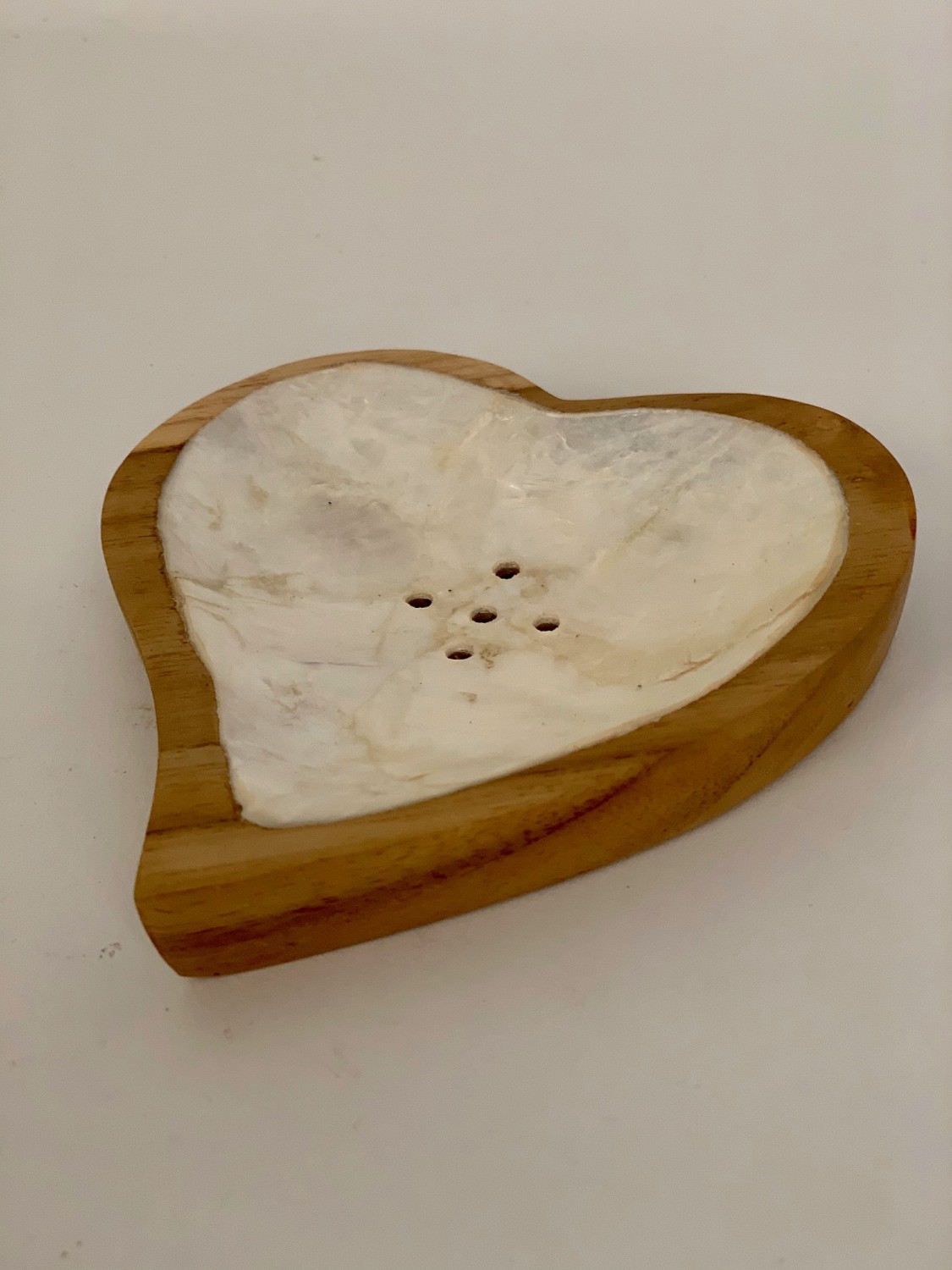 Schaaltje zeep Hart naturel/wit teakhout/schelp ±12cm