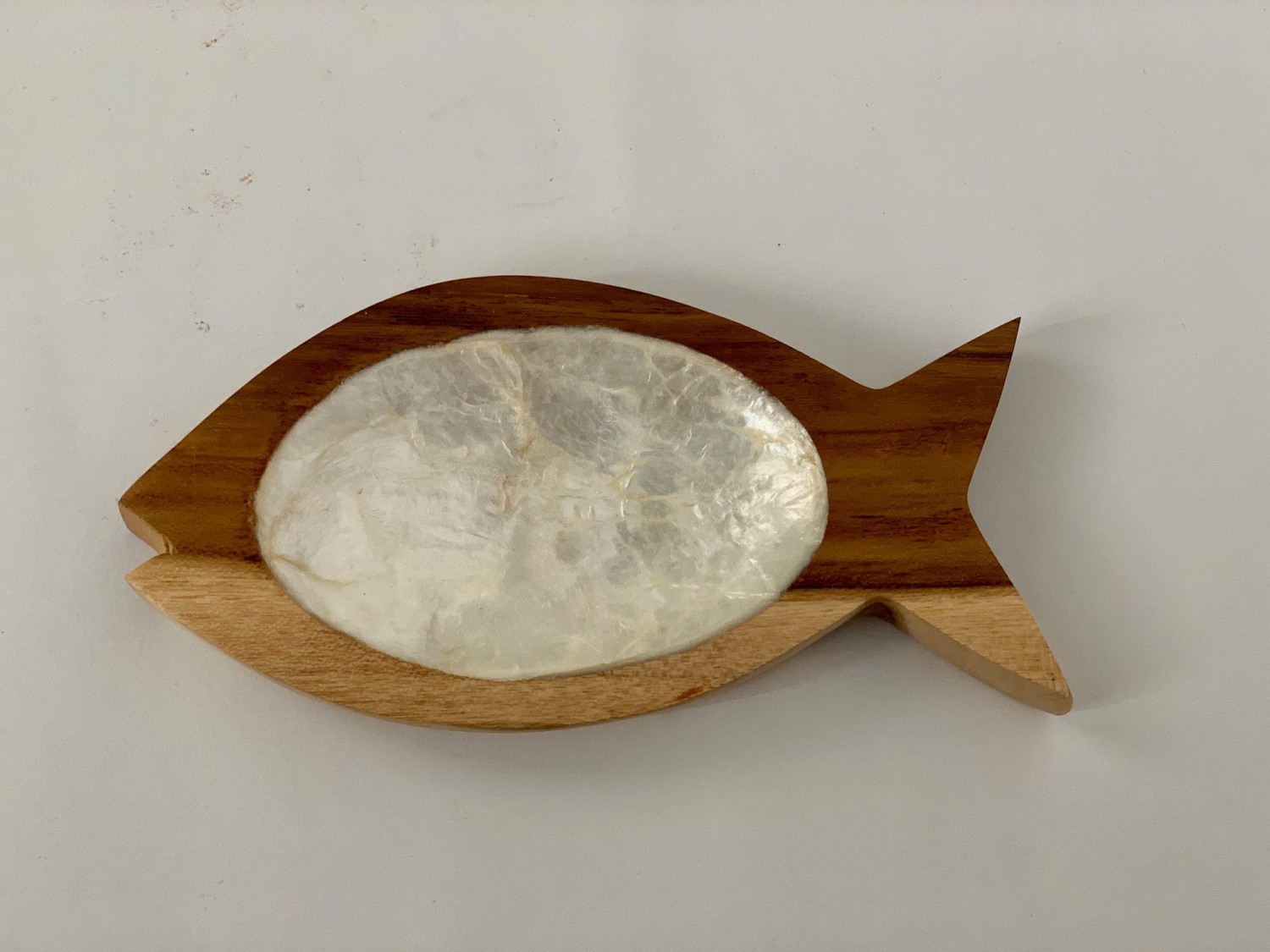 Schaaltje saus vis naturel/wit teakhout/schelp ±10x18cm
