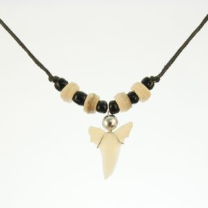 Haaientandketting- hout en zwarte kraaltjes HK0001
