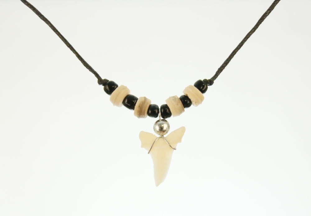 Haaientandketting- hout en zwarte kraaltjes HK0001