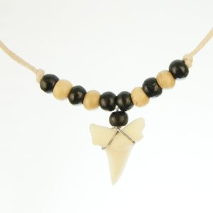 Haaientandketting- houten kraaltjes HK0044