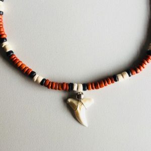 Haaientandketting- houten kralen HK0059
