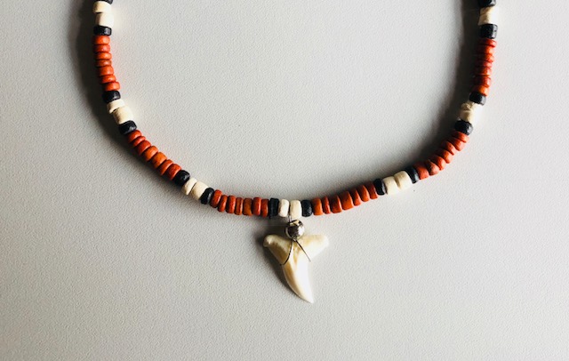 Haaientandketting- houten kralen HK0059