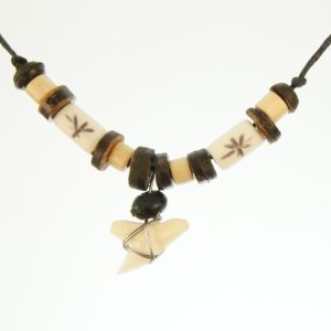 Haaientandketting- hout en stenen kraaltjes HK0032