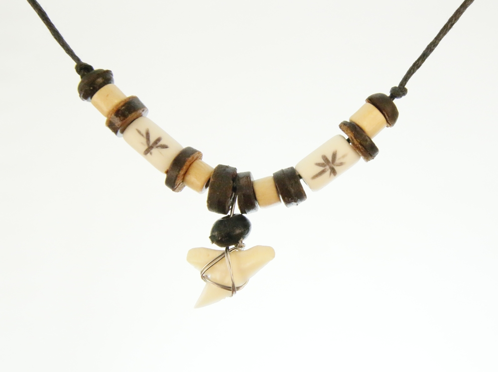 Haaientandketting- hout en stenen kraaltjes HK0032