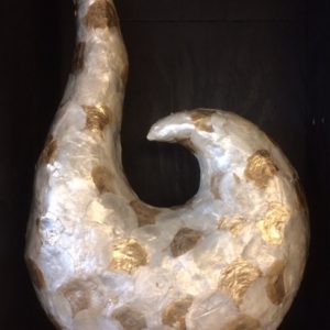 Handgemaakte schelpenlamp 'zwaanlamp'