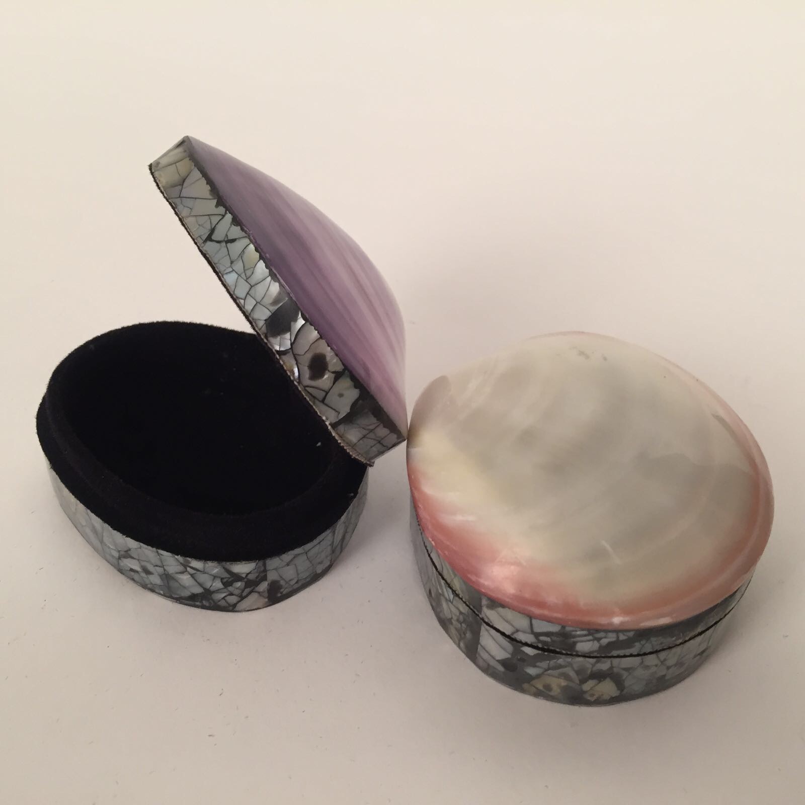 Schelpen doosje mini parelmoer paarse schelp/velours ± 6-7cm - Afbeelding 3