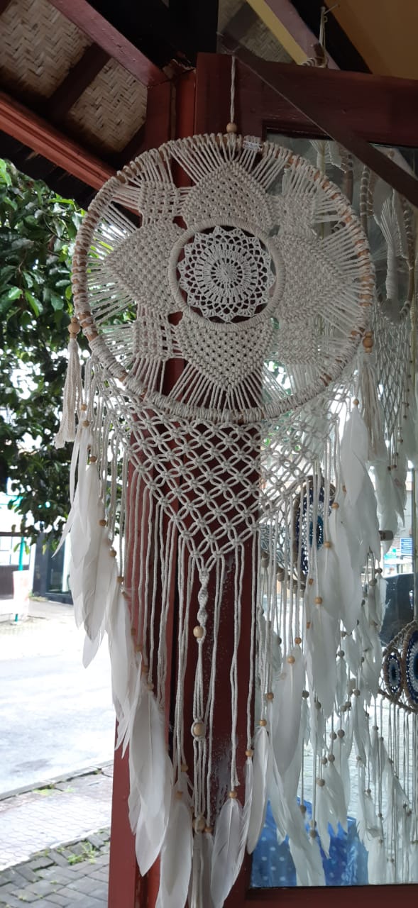 Dromenvanger bloemgeborduurd macrame naturel kralen wit/naturel ±32cm