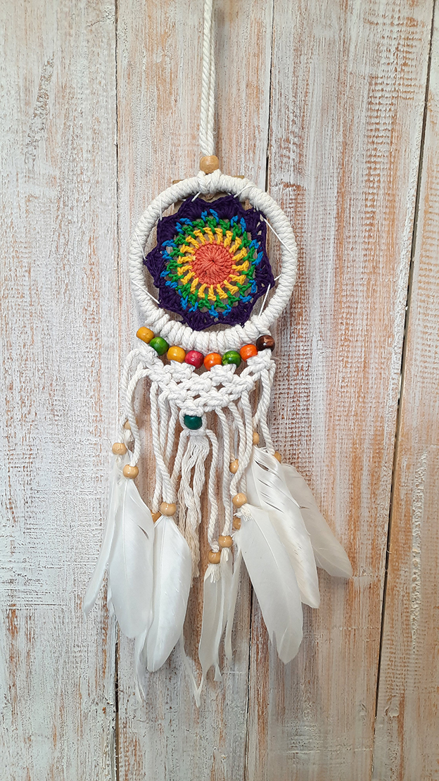 Dromenvanger regenboog gekleurd macrame met naturel kralen ±10cm