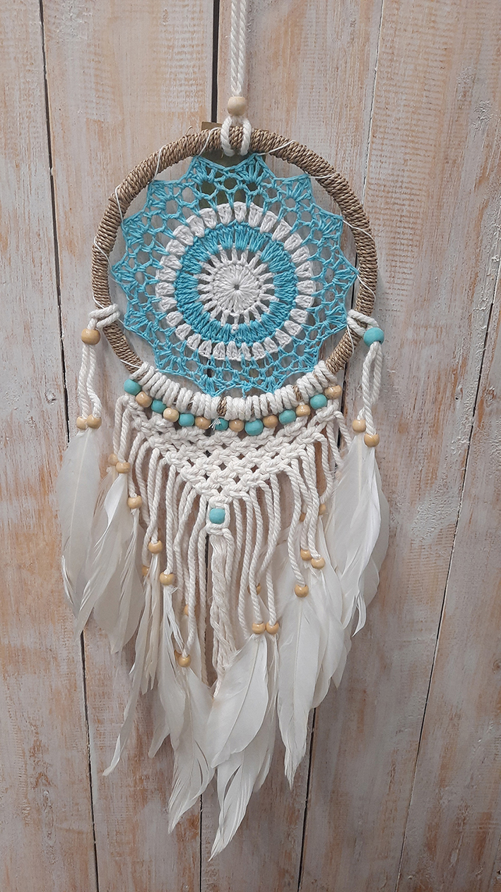 Dromenvanger touw bl/wit macrame + naturel kraal + witte veren ±17cm