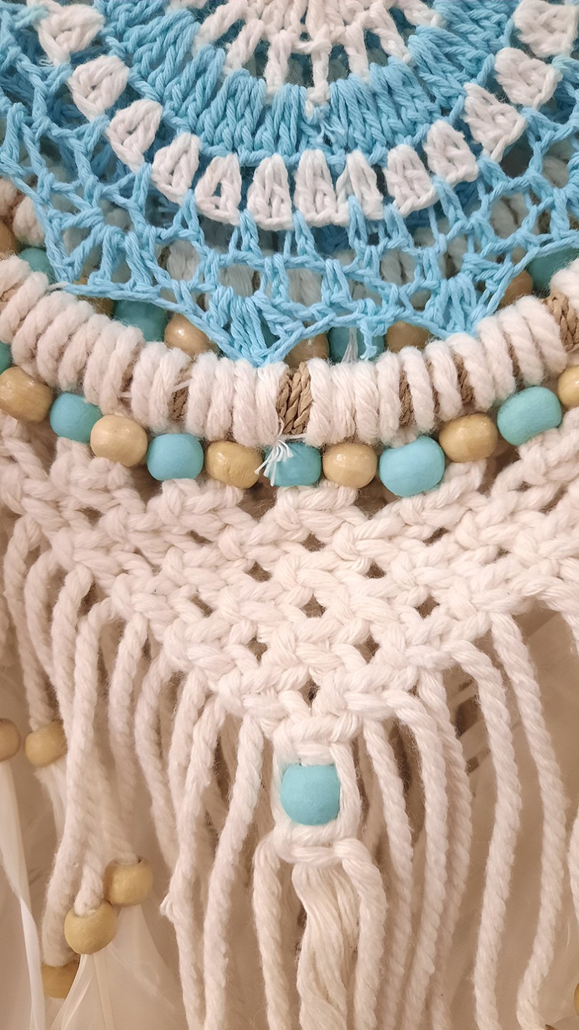 Dromenvanger touw bl/wit macrame + naturel kraal + witte veren ±17cm - Afbeelding 2