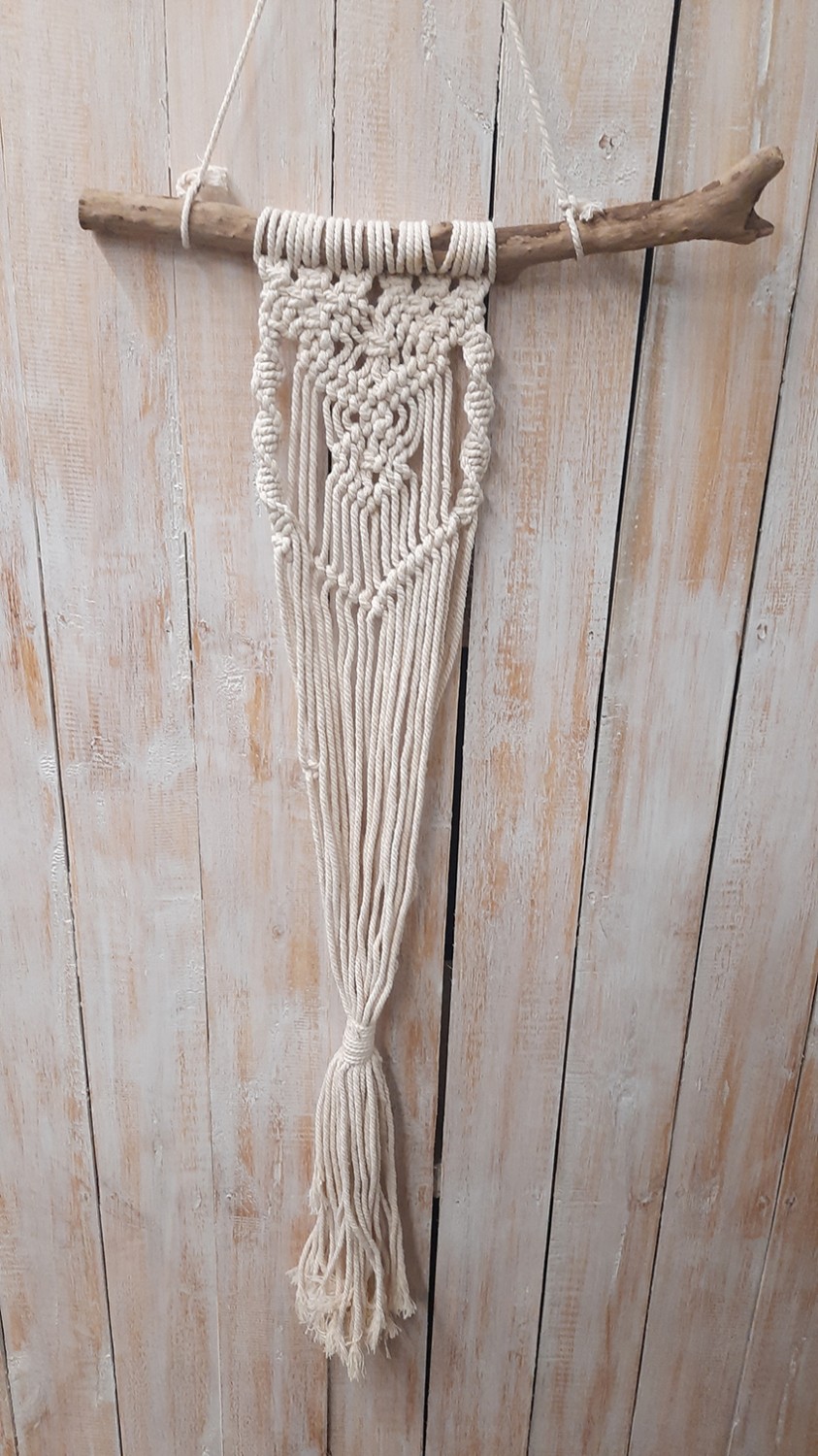 Macramé bloempothanger aan stok - ±1m creme
