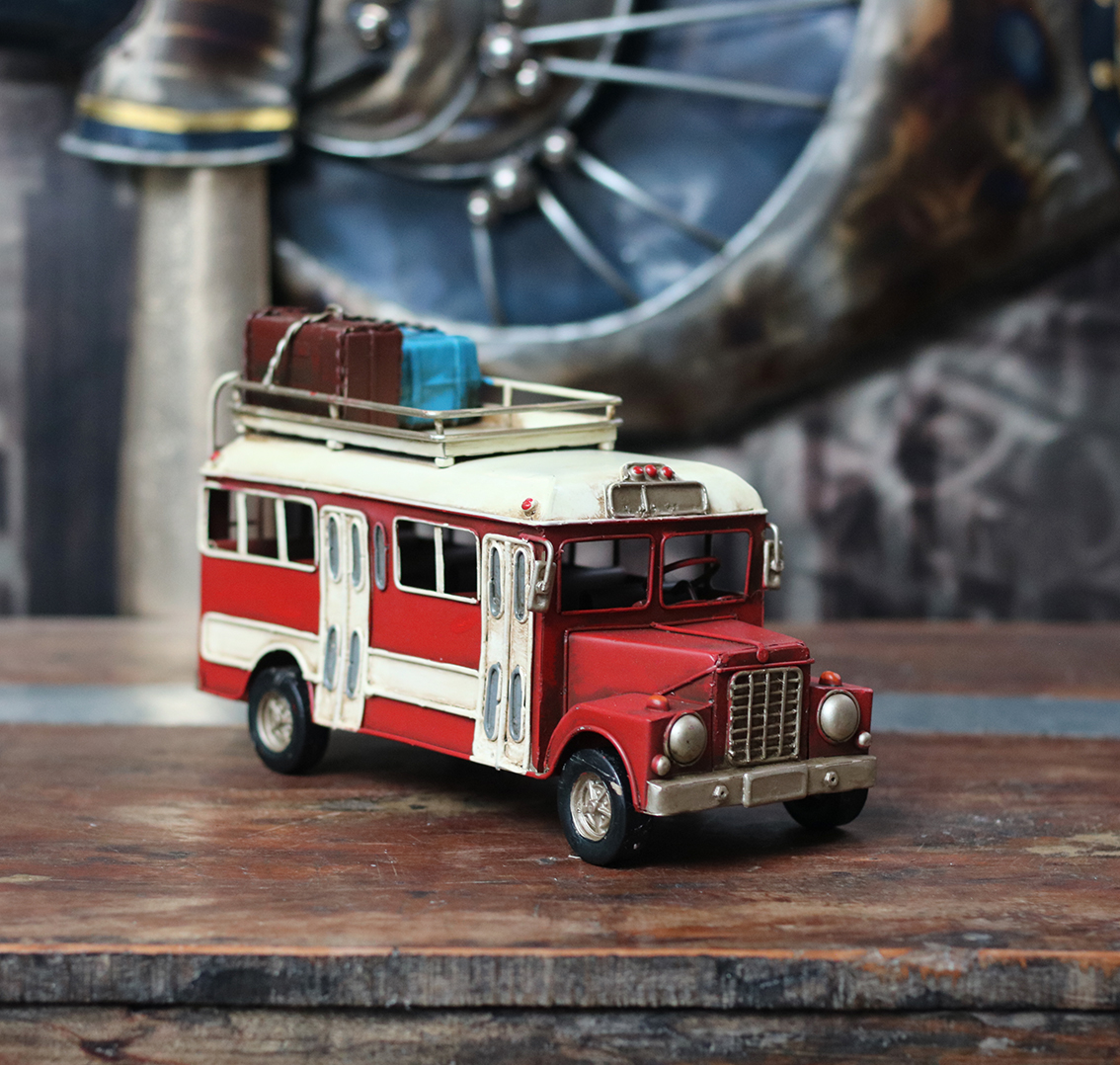 Metal Bus met koffers
