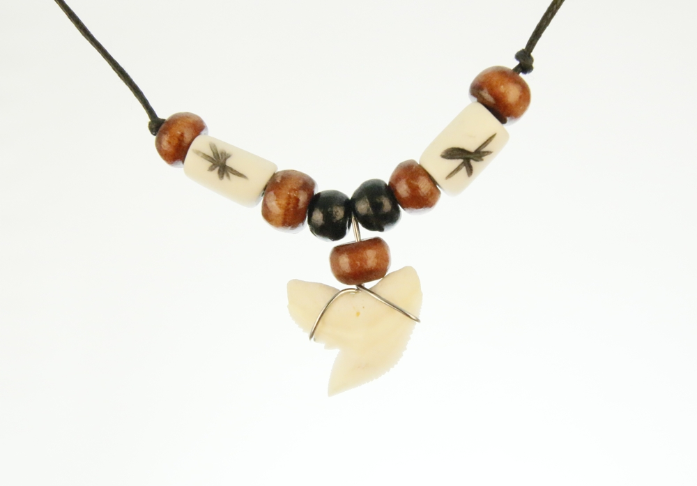 Haaientandketting- hout en stenen kraaltjes HK0048